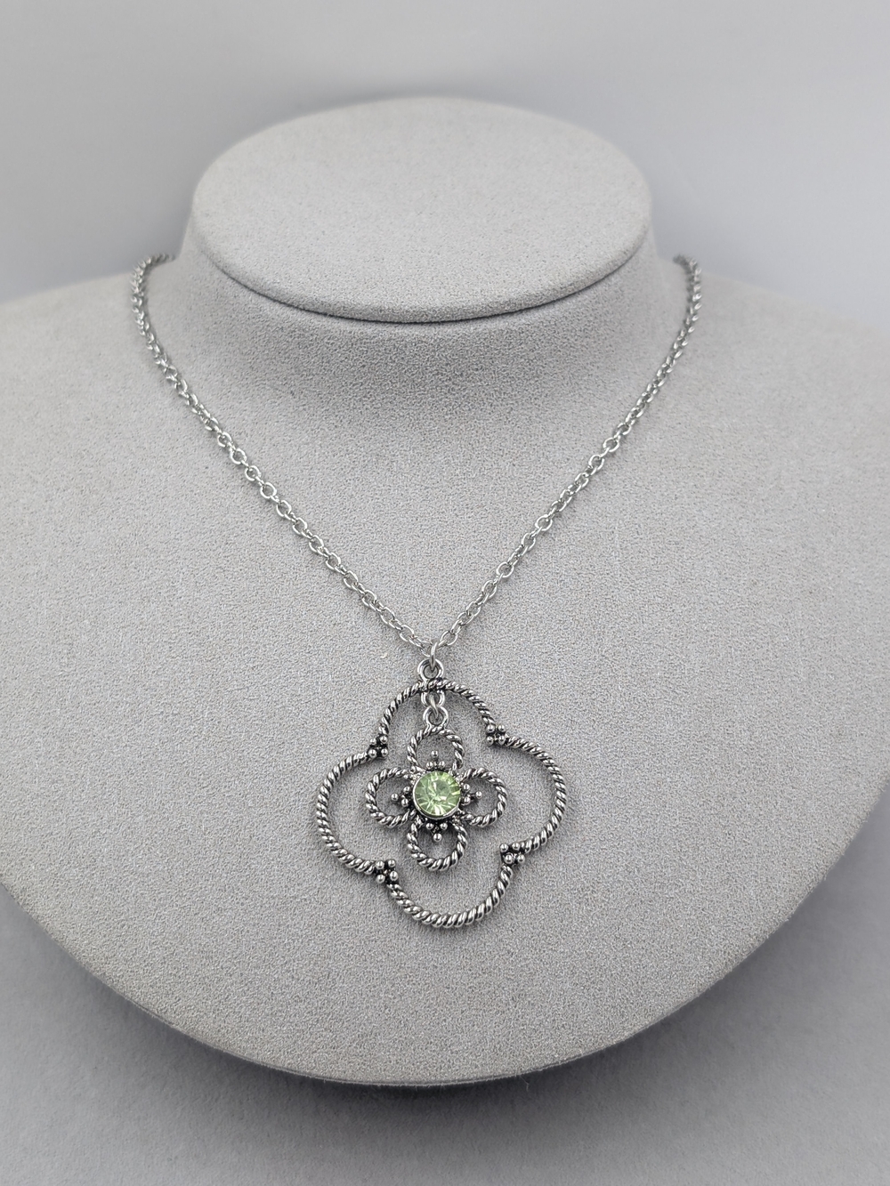 Silver Tone Quatrefoil Green Rhinestone Necklace | M148